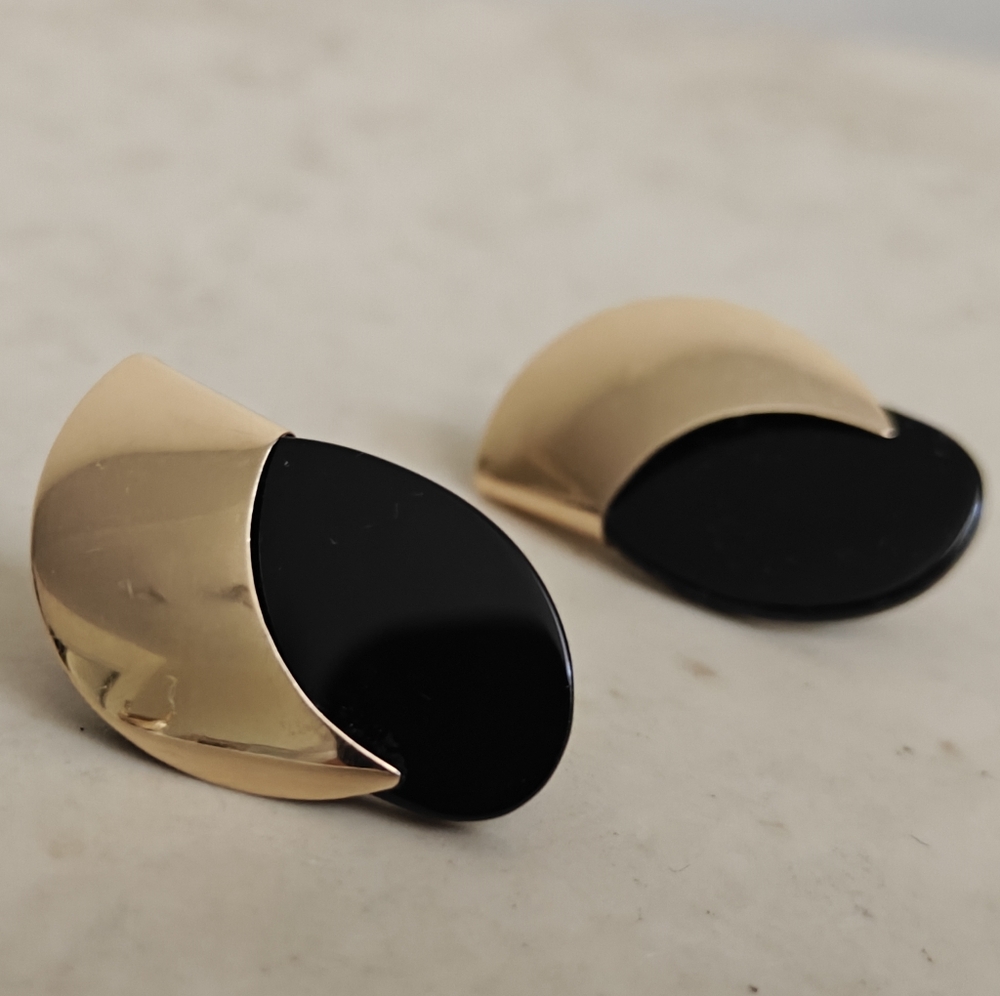 Elegant 14k Gold and Black Onyx Earrings 4gr